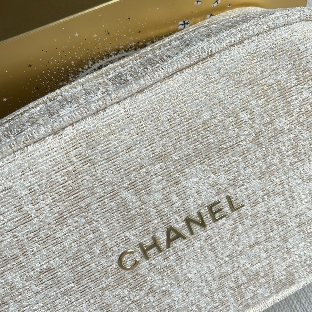 CHANEL limited edition holiday Cosmetic Pouch with snowflake charm - Picture 6 of 14
